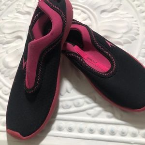 Speedo black and pink rubber sole water shoes size 7